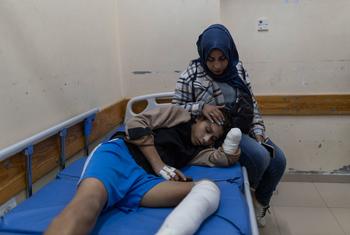 Un enfant est traité pour des blessures dans un hôpital à Gaza (photo d'archives).