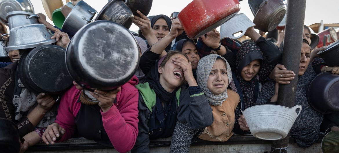 Unas mujeres esperan para recibir alimentos en un punto de distribución de la ciudad de Gaza (archivo).