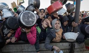 Unas mujeres esperan para recibir alimentos en un punto de distribución de la ciudad de Gaza (archivo).