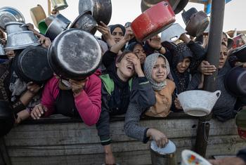 Unas mujeres esperan para recibir alimentos en un punto de distribución de la ciudad de Gaza (archivo).