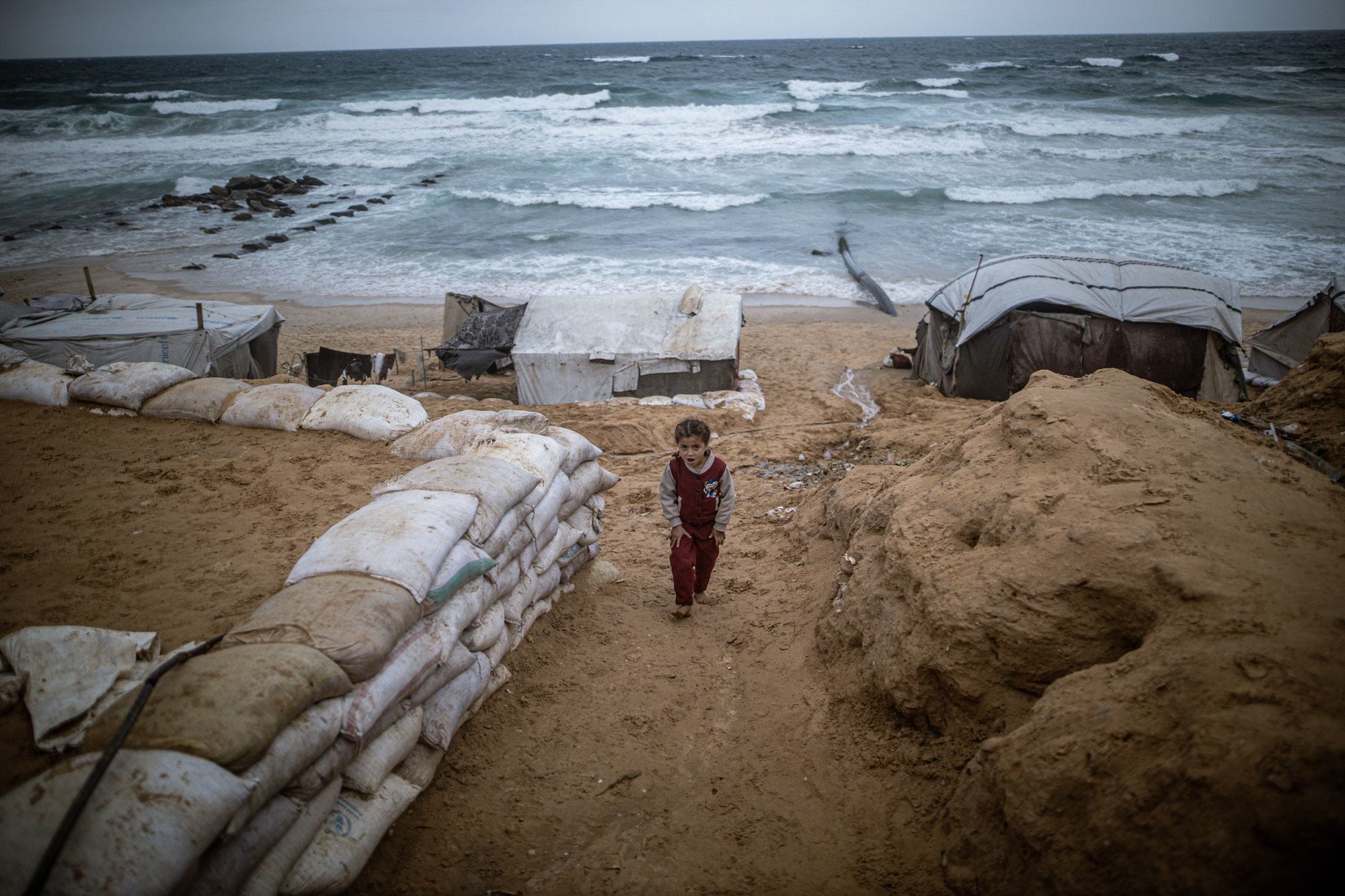 Un jeune enfant dans un camp de tentes, sur la côte de Gaza.