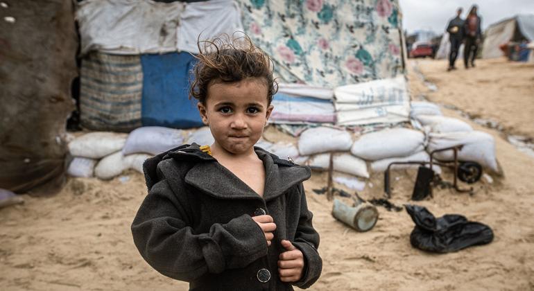 Un enfant à c?té d'abris érigés sur une plage de Gaza.
