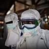 ARCHIVO: profesionales sanitarios organizan una respuesta ante un brote en Uganda de un virus de la familia del ébola.