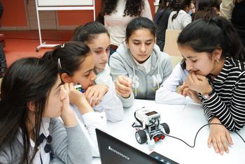 अज़रबायजान की कुछ लड़कियाँ, यूएनडीपी के समर्थन से STEM विषयों का अध्ययन करते हुए.