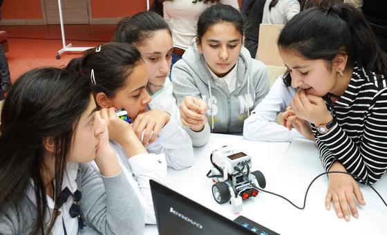 Des jeunes azerbaïdjanaises étudient les matières STIM, avec le soutien du PNUD