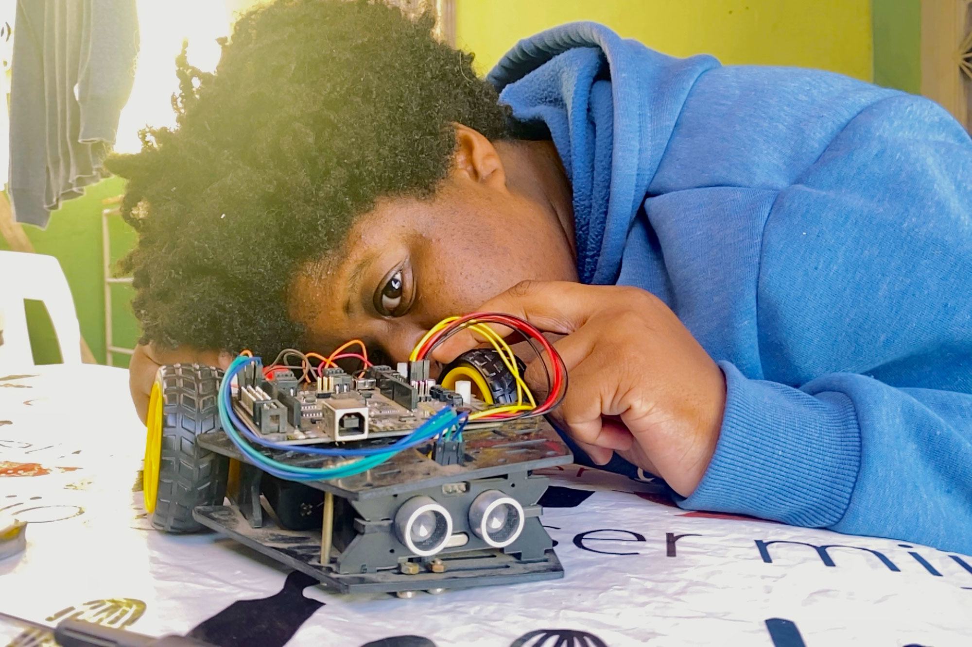 在里约热内卢，一名巴西学生在研发机器人。