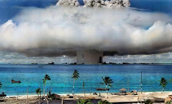 Испытание ядерного оружия на атолле Бикини (Маршалловы острова) в 1946 году.