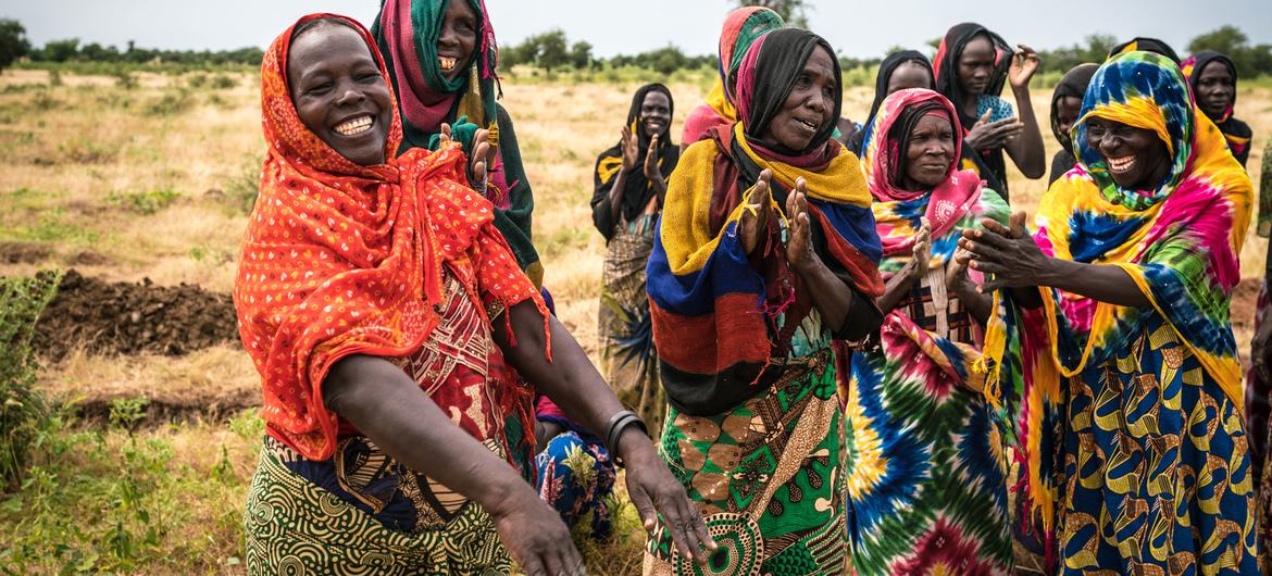 Mujeres de Djoukoulkili (Chad) participan en un programa de rehabilitación de tierras.