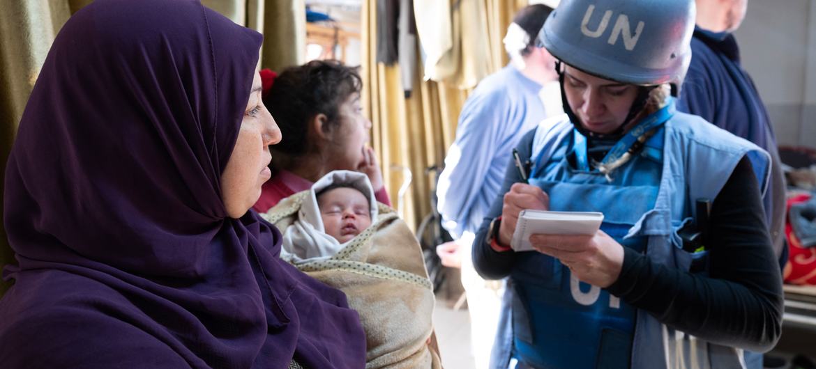 Uma mãe segura o seu bebê de 6 dias durante uma missão conjunta da ONU num hospital em Khan Younis, Gaza