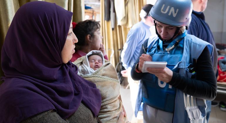 Une mère tient son bébé de 6 jours lors d'une mission conjointe de l'ONU dans un hôpital de Khan Younis, à Gaza.