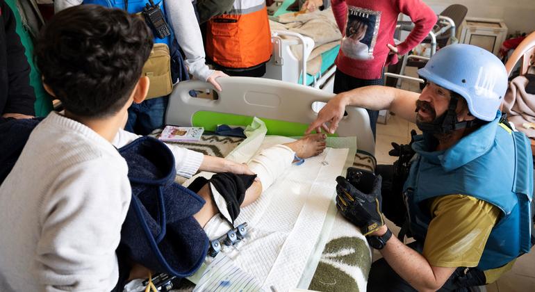 Un joven paciente es visitado durante una misión conjunta de la ONU en un hospital de Khan Younis, Gaza.