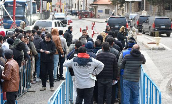 Люде на пограничном пункте между Ливаном и Сирией.