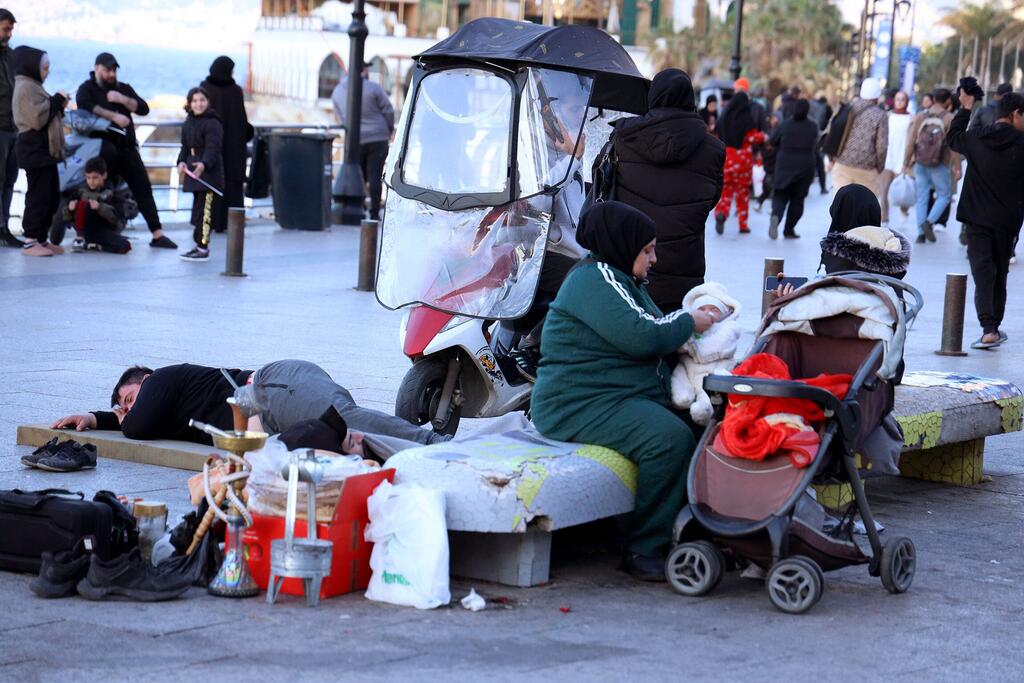 لبنانيون في أحد شوارع في بيروت، لبنان، بعد فرارهم من منازلهم بسبب أوامر الإخلاء الإسرائيلية.