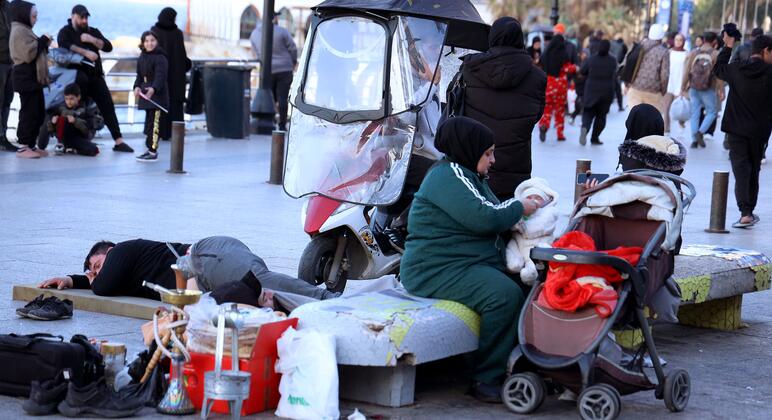 لبنانيون في أحد شوارع في بيروت، لبنان، بعد فرارهم من منازلهم بسبب أوامر الإخلاء الإسرائيلية.