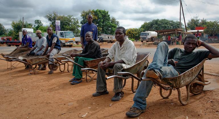 Trabajadores al costado de la carretera en la región de Kasungu, Malawi.