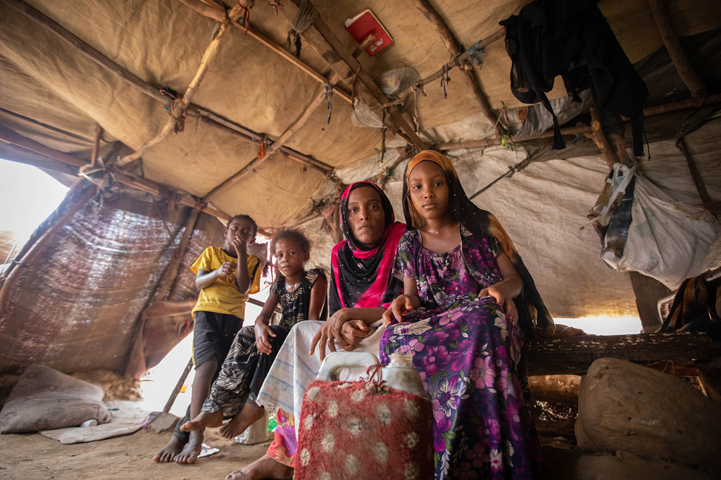 Des familles déplacées continuent de vivre dans des abris temporaires au Yémen.