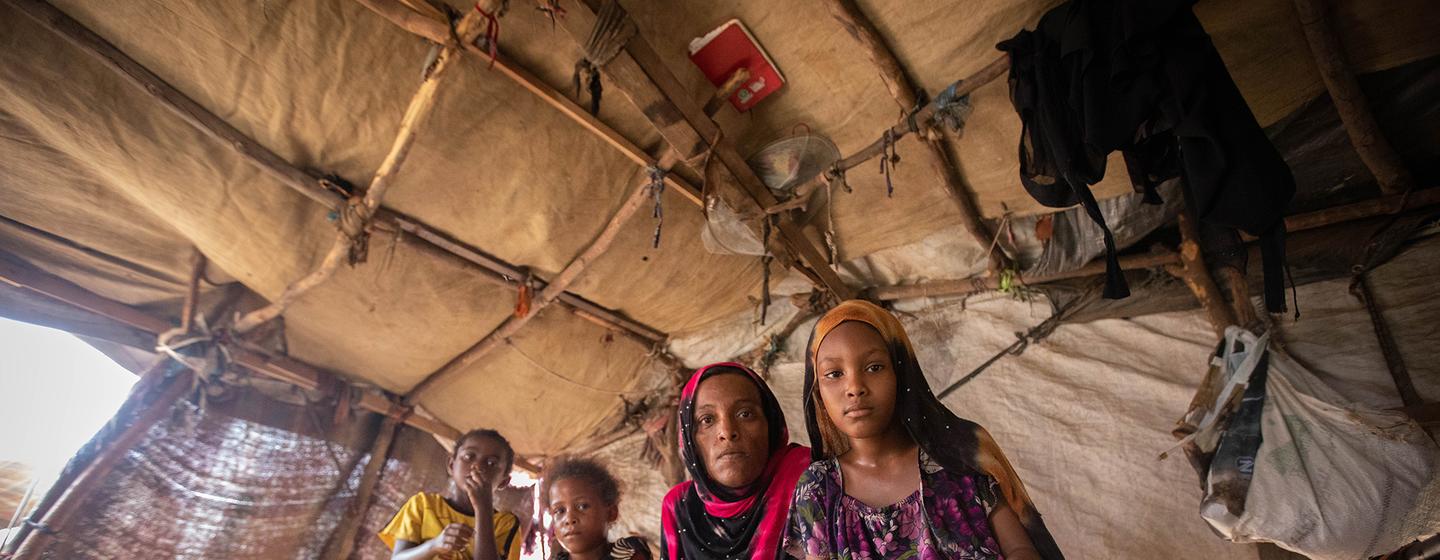 Des familles déplacées continuent de vivre dans des abris temporaires au Yémen.