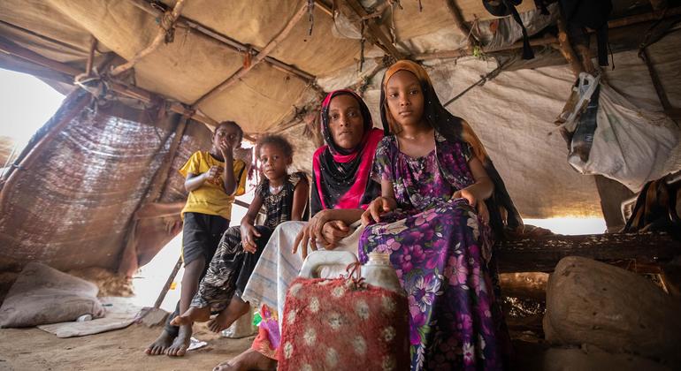 Famílias deslocadas continuam vivendo em abrigos temporários no Iêmen.