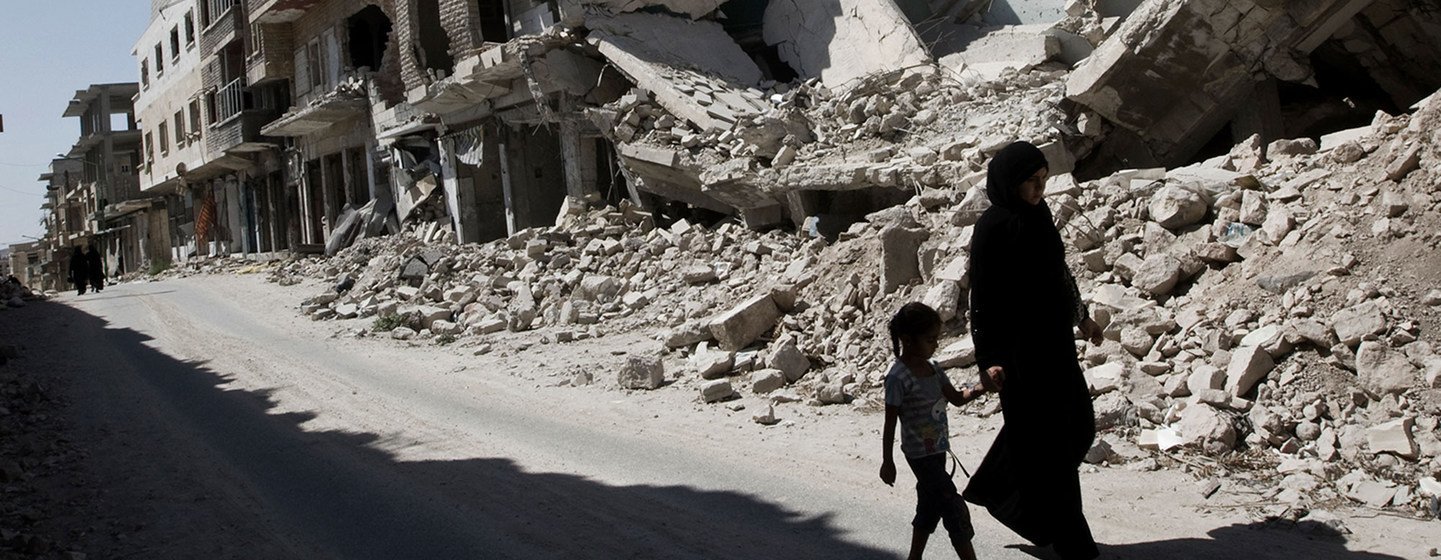 Une jeune fille et une femme passent devant des bâtiments détruits dans la ville de Maarat al-Numaan à Idlib, en Syrie.