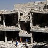 Des garçons errent au milieu des décombres des bâtiments détruits à Idlib, en Syrie. (archive)