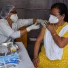 سيدة تتلقى اللقاح ضد كوفيد-19 في الهند.