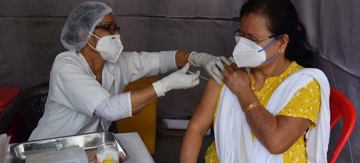 भारत के पूर्वोत्तर गुवाहाटी शहर में कोविड-19 का टीका लगवाती महिला.