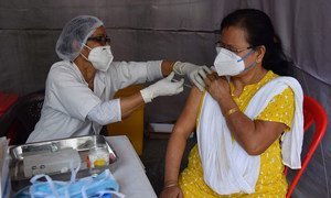 Esta mujer recibe su vacuna COVID-19 en Guwahati, India.