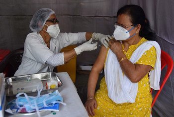 Esta mujer recibe su vacuna COVID-19 en Guwahati, India.