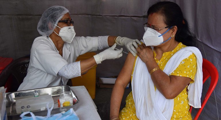 一名印度妇女正在接种新冠疫苗。