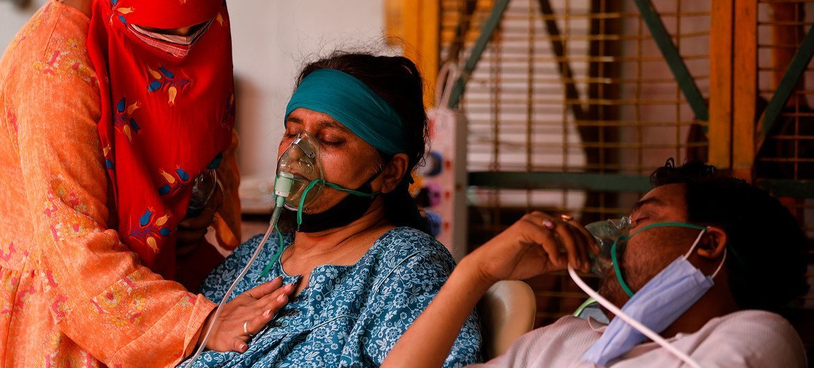 Pacientes de COVID-19 reciben oxígeno en un templo en Ghaziabad, India.