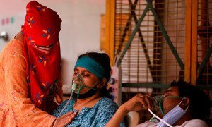 新冠病人在印度加济阿巴德的一个礼拜场所接受氧气。