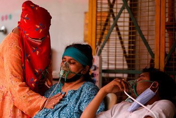 يتلقى مرضى كوفيد-19 الأكسجين في مكان للعبادة في غازي آباد، الهند.