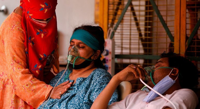 يتلقى مرضى كوفيد-19 الأكسجين في مكان للعبادة في غازي آباد، الهند.