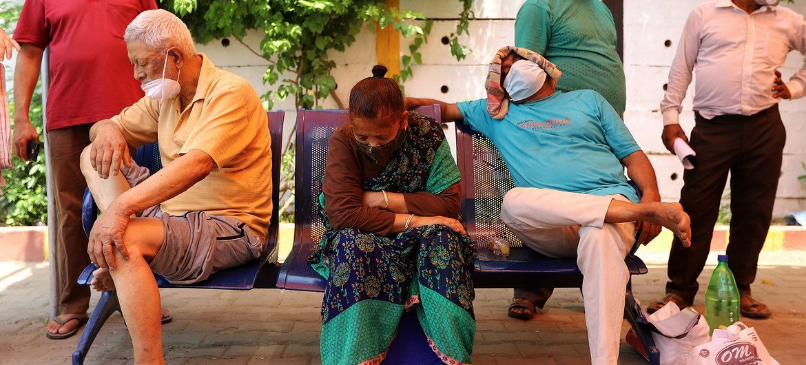 भारत के ग़ाज़ियाबाद शहर में साँस लेने में दिक्कत महसूस कर रहे कुछ मरीज़, एक उपासना स्थल में ऑक्सीजन की प्रतीक्षा कर रहे हैं.