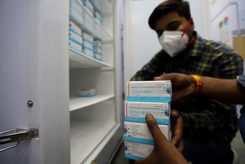 Des doses de vaccin contre la Covid-19 sont stockés dans un entrepôt géré par le gouvernement à New Delhi, en Inde.
