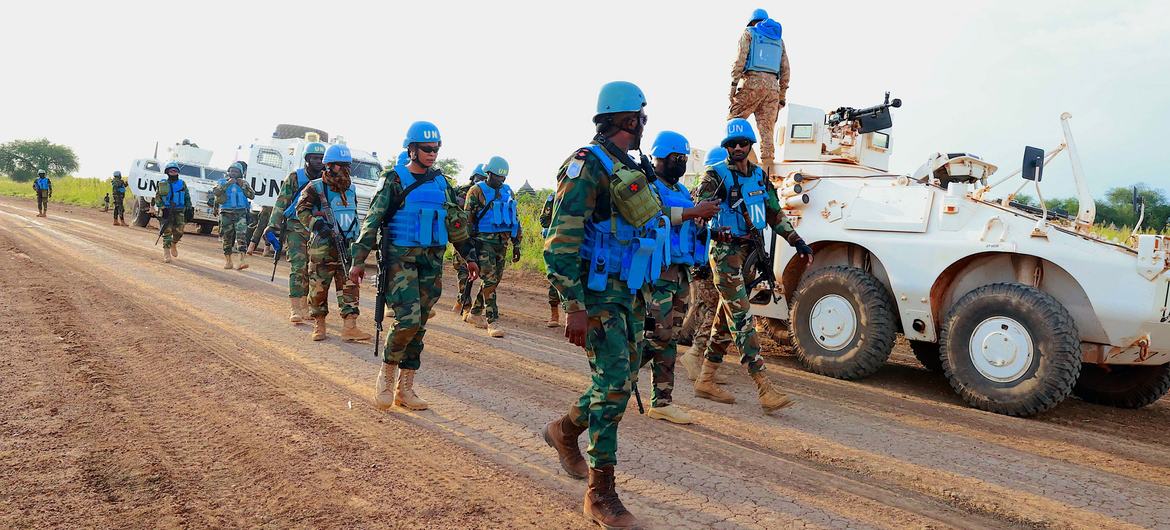 Des Casques bleus patrouillent à Abyei. Des Casques bleus patrouillent à Abyei.