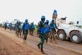 联合国维和人员在阿卜耶伊巡逻。
