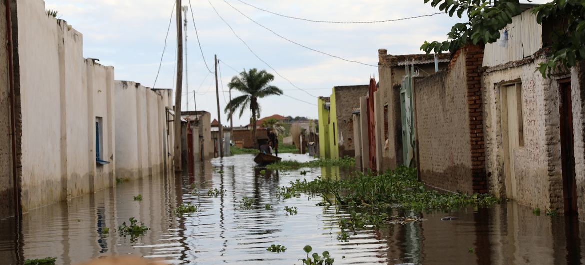 布隆迪首都布琼布拉的卡加加（Kajaga）也是难民的居住地，由于持续暴雨，鲁西济河（Rusizi stream）决堤，这里的房屋被洪水淹没。(资料图片)