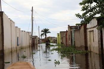 Casas em Kajaga, na capital do Burundi, onde também residem refugiados urbanos, são inundadas quando o riacho Rusizi transborda devido às fortes chuvas contínuas