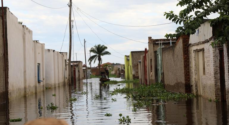 Casas em Kajaga, na capital do Burundi, onde também residem refugiados urbanos, são inundadas quando o riacho Rusizi transborda devido às fortes chuvas contínuas