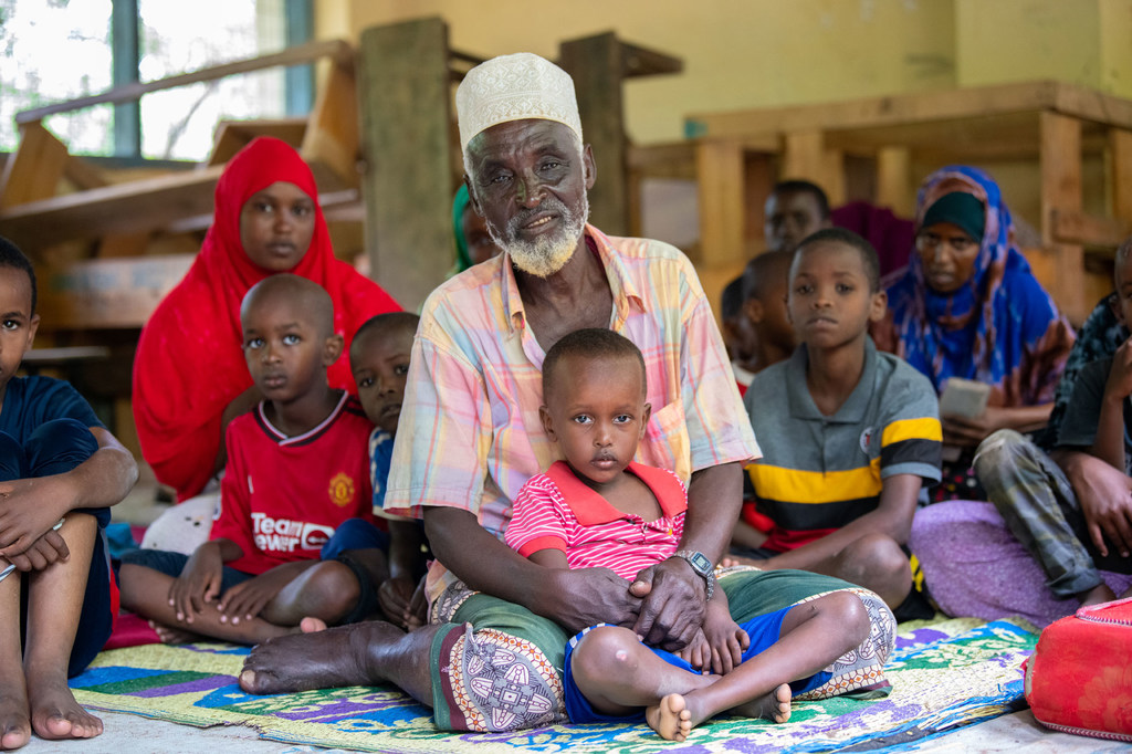 Muhumed Shafat mwenye umri wa miaka 70 na familia yake wanatafuta hifadhi katika moja ya shule katika kambi za wakimbizi za Dadaab, baada ya makazi yao kuharibiwa na mafuriko.
