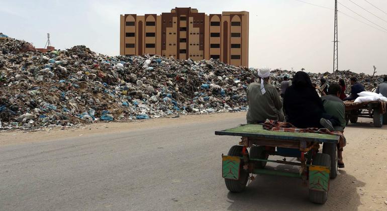 Les déchets non ramassés continuent de s'accumuler dans la bande de Gaza, ce qui présente des risques pour la santé de la population.