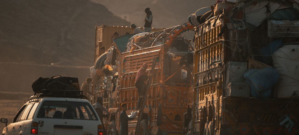 Многих афганцев принудительно отправляют домой.