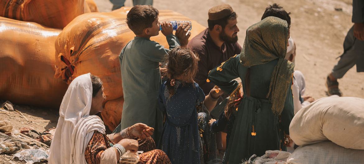 Gul, madre de seis niños, es una de las miles de personas forzadas a regresar a Afganistán, donde su futuro es incierto. Gul, madre de seis niños, es una de las miles de personas forzadas a regresar a Afganistán, donde su futuro es incierto.