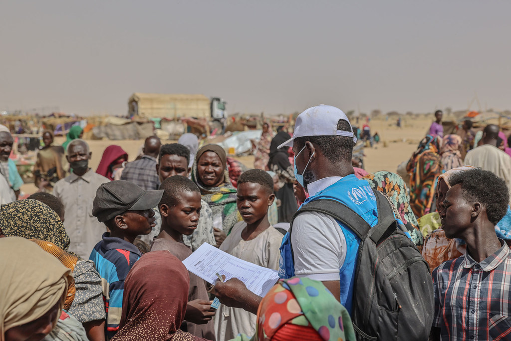 Un employé de l'ONU au Tchad s'entretient avec des réfugiés nouvellement arrivés du Soudan. Des milliers d'entre eux sont dans une situation désespérée.
