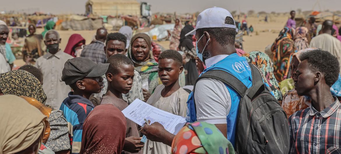Un employé de l'ONU au Tchad s'entretient avec des réfugiés nouvellement arrivés du Soudan. Des milliers d'entre eux sont dans une situation désespérée.