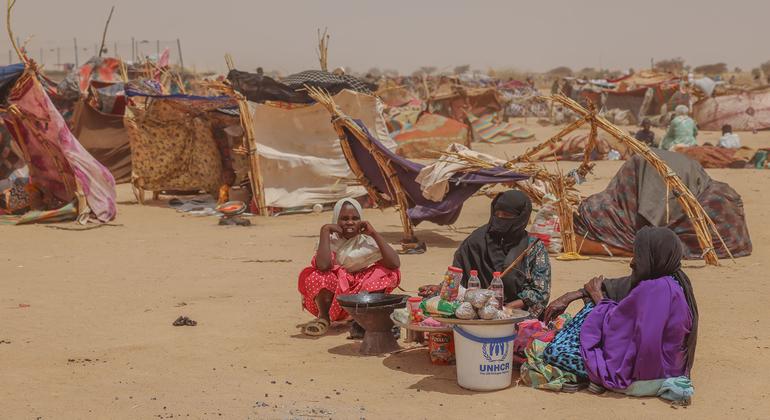 Des réfugiés soudanais vivent dans des abris temporaires de l’autre côté de la frontière, au Tchad.