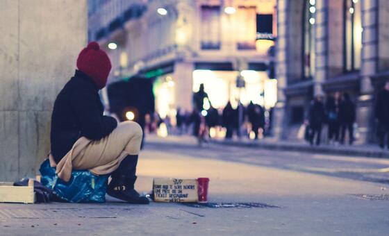 De nombreuses personnes vivant en zone urbaine n'ont pas accès aux services de base, notamment au logement.