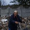 一位老年妇女走过乌克兰切尔尼戈夫被摧毁的街道。