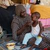 सूडान में युद्ध ने लाखों लोगों को ना केवल उनके घरों बेदख़ल कर दिया है, बल्कि उन्हें अकाल के निकट पहुँचा दिया है.